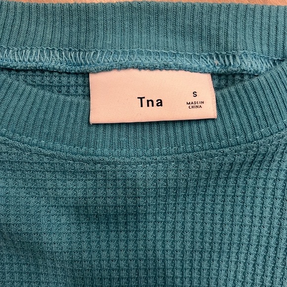 Women’s Aritzia TNA long sleeve. - Picture 3 of 4